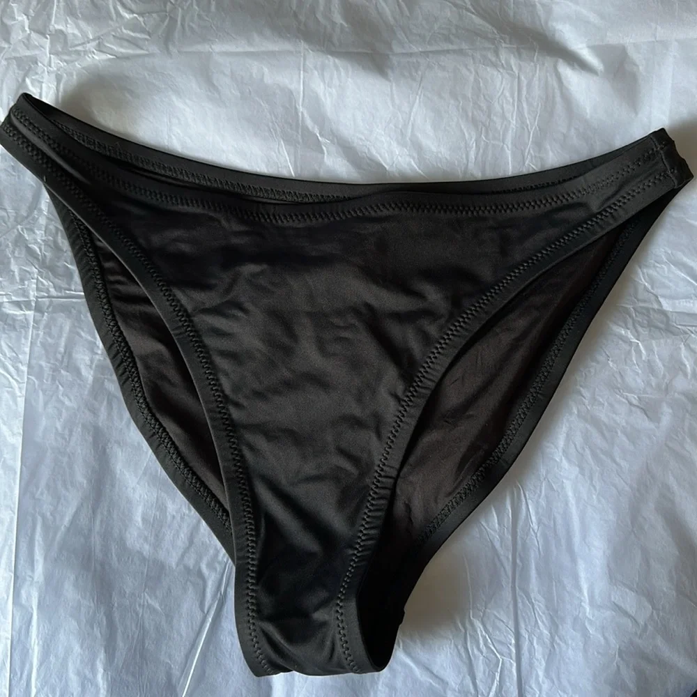 Skims‎ Swim Bikini Set triangle top size“L”and mid coverage bottom size“M”